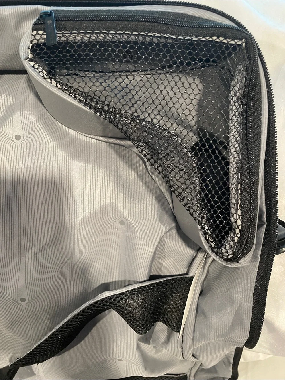 NWOT Delsey Paris Garment Gag W/ Tons of Storage B138